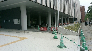 長崎みなとメディカルセンター 市民病院 未だに建設工事現場かと見紛う状況か その1 赤色コーン 等がやたら目立っています 駐車場 棟入口はどこ 添付画像の3枚目 駐車場棟から多少遠いと感じるメディカルセンター敷地入口には 駐車場 P マークの表示す