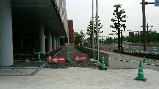 長崎みなとメディカルセンター 市民病院 未だに建設工事現場かと見紛う状況か その1 赤色コーン 等がやたら目立っています 駐車場 棟入口はどこ 添付画像の3枚目 駐車場棟から多少遠いと感じるメディカルセンター敷地入口には 駐車場 P マークの表示す