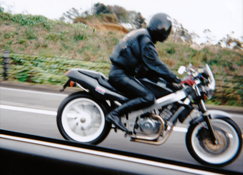 HONDA BROS P-1 94年? マフラー脱落/東名東京インター付近2