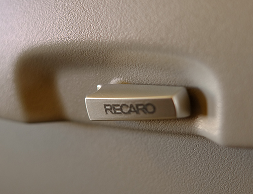 シートはお約束の『RECARO』製。