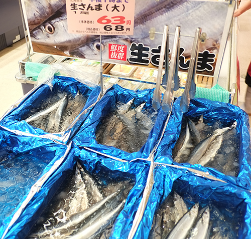 “いちまる”店内/生さんま一尾63円