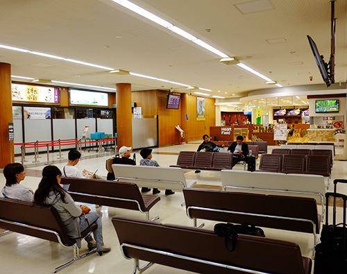 とかち帯広空港の出発ロビー/カフェ側