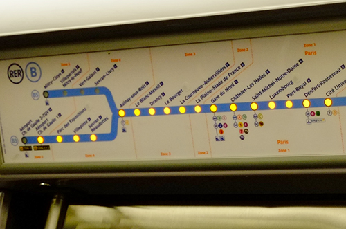 パリRER/ドア上の停車駅表示板