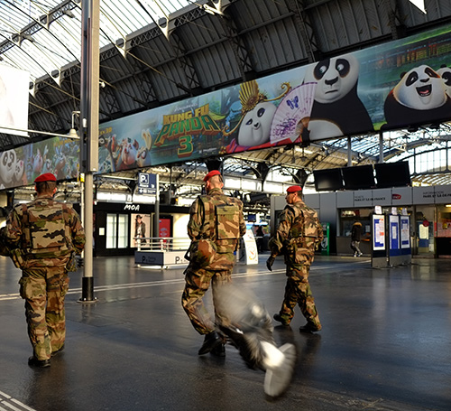 パリ東駅コンコースの兵士