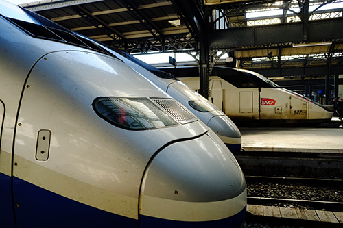 パリ東駅並ぶTGV