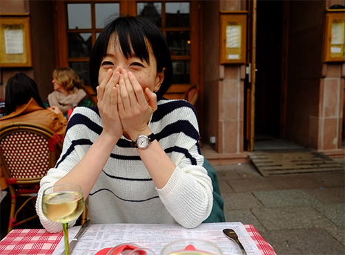 ストラスブールの広場のカフェで感動する嫁さん