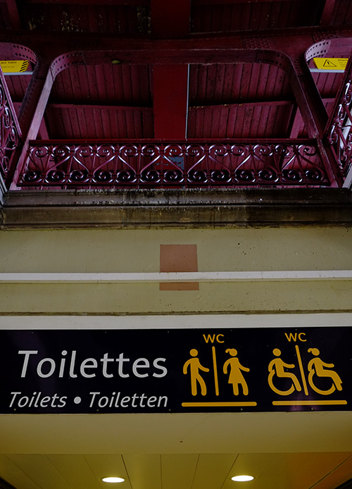 ストラスブール駅構内トイレ表示