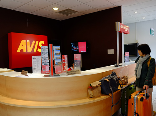 ストラスブール駅のAVISレンタカー2
