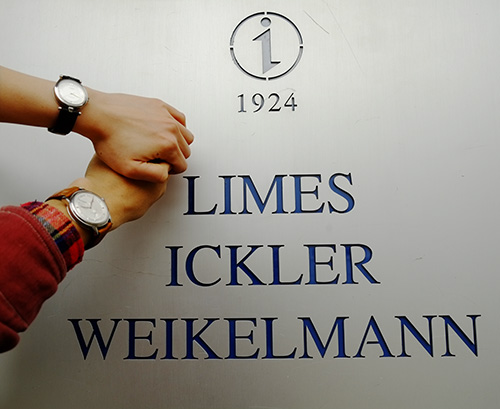 Iickler社の看板の前で二人のLIMESと記念撮影