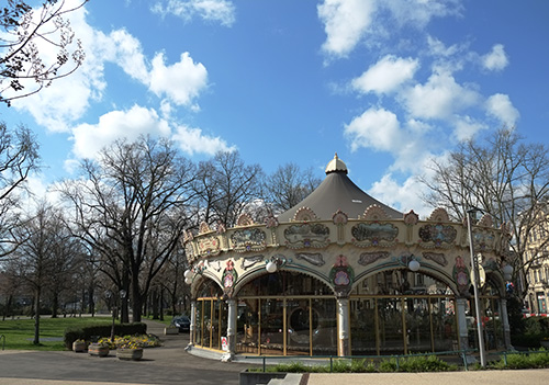 アルザスコルマール/1日目/朝/公園メリーゴーランド