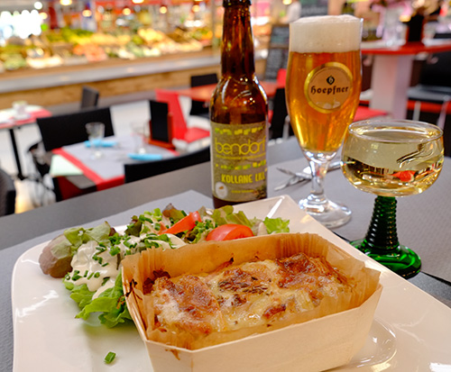 アルザスコルマール/1日目/午前中/旧市街地/屋内市場(グラタンランチとビールとワインとセットのサラダ)