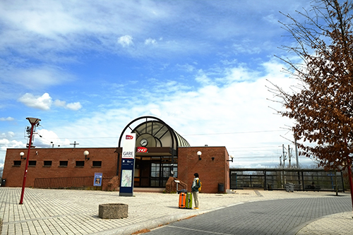 Bollwiller(ボルヴィラー)駅舎と駅前ロータリー