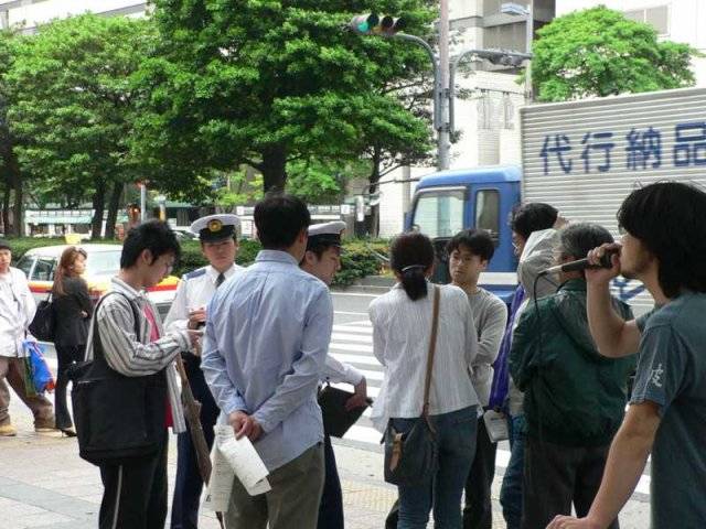 2006.5.6 「自由と生存のメーデー06」弾圧抗議ビラまき