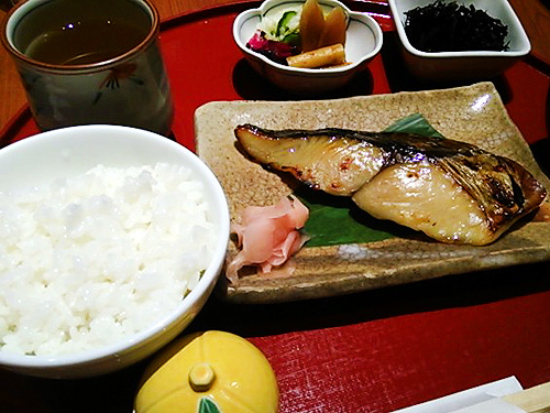 鈴波さんの定食 ミッドウン内