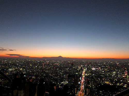 夕と夜の間の富士山
