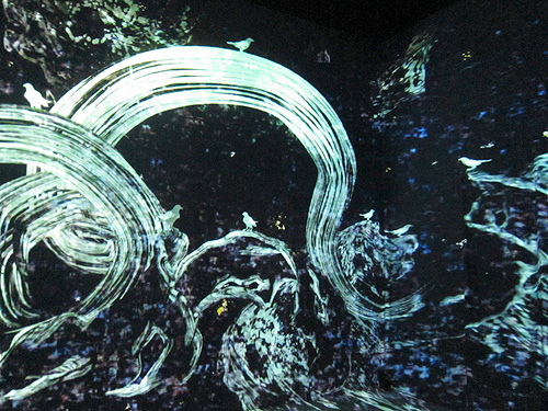 追れるカラス、追うカラスも追われるカラス、そして衝突して咲いていく - Light in Space