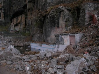 岩に潰された集落