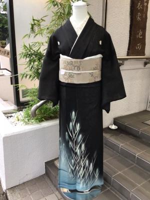 黒留袖 正絹 作家物 刺繍 比翼付 上品な加工 U-386 楽天市場】刺繍柄の正絹江戸妻 未仕立 江戸褄 正絹黒留袖 豪華な