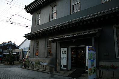 黒壁ガラス館