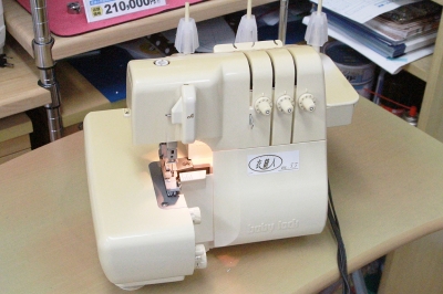 ロックミシン 衣縫人 BL5900清掃整備済み （差動送り 4本ロック baby 