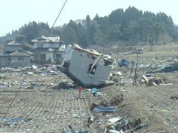 怖いです 住宅の2階部分が・・・