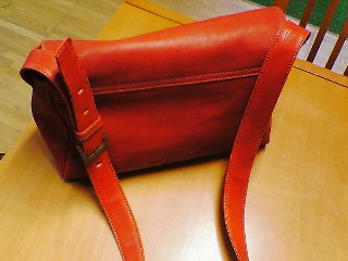 赤いバッグ