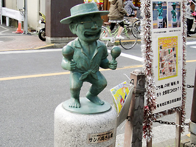 亀有:サンバ両さん像
