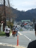 日向和田駅前を過ぎる