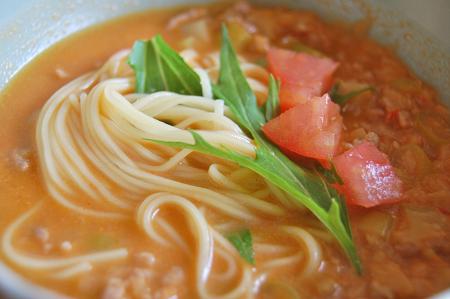 トマトや香味油でくるくる変化