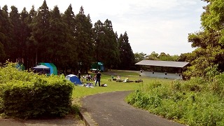 白岳公園キャンプ場フリーサイトと常設テントサイト