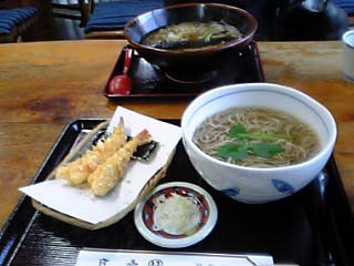 私が天ぷらそば、相方はにしんそば
