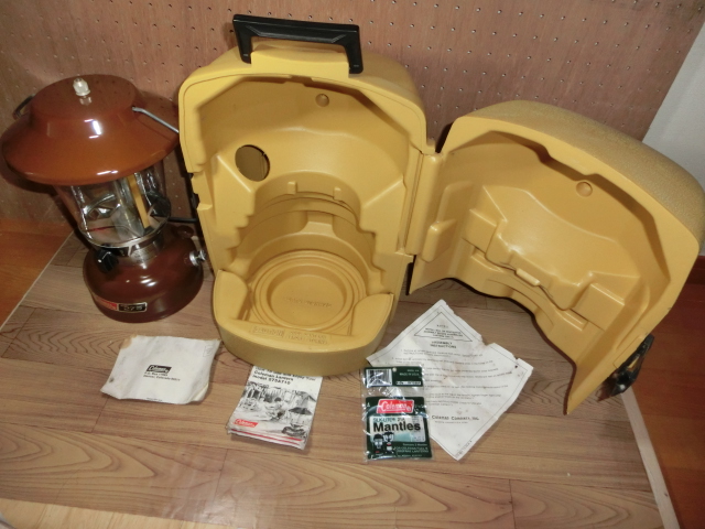 コールマン 220J ツーマントルガソリンランタン & クラムシェルケース