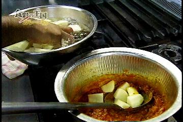 じゃがいものカリー調理中