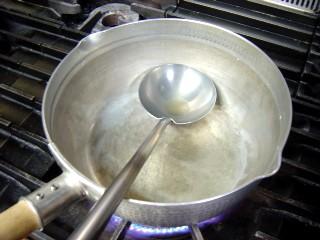 油を熱します