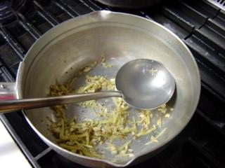 にんにく、しょうがを炒めます