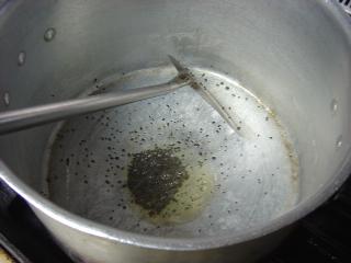 ホールスパイスを炒めます