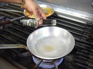 油を熱します