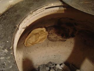 タンドールにチャパティの生地が貼り付いているところ