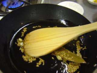 スパイスを炒めているところ