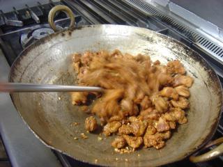 揚げたチキンを投入