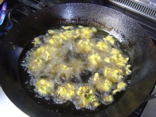 油で揚げます