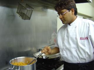 カレー作ってます