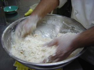 小麦粉と水を混ぜます