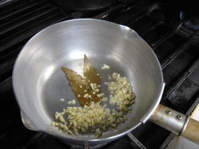 ベーリーフとにんにくを炒めます
