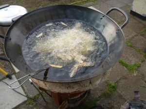 フライドポテト調理中
