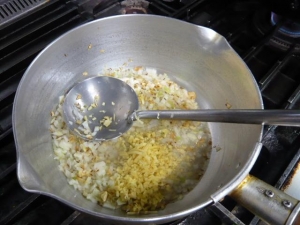野菜を炒めます。