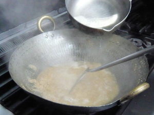 砂糖を溶かしたお湯を加える