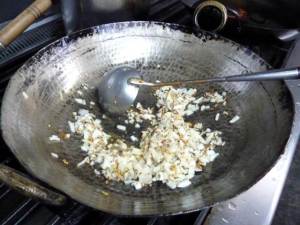 材料を炒める