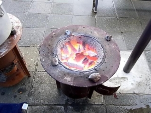 炭火で調理
