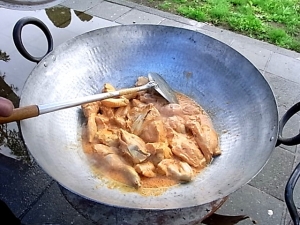現場で料理を作ります